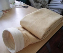 PTFE針刺氈采用PTFE（聚四氟乙烯纖維）經(jīng)三維針刺而成的一種過濾材料.PTFE纖維為大分子線性結(jié)構(gòu)，因而具有極強(qiáng)的耐溫、耐磨、耐腐、耐化學(xué)穩(wěn)定性,廣泛適用于鋼鐵、電力、垃圾焚燒等